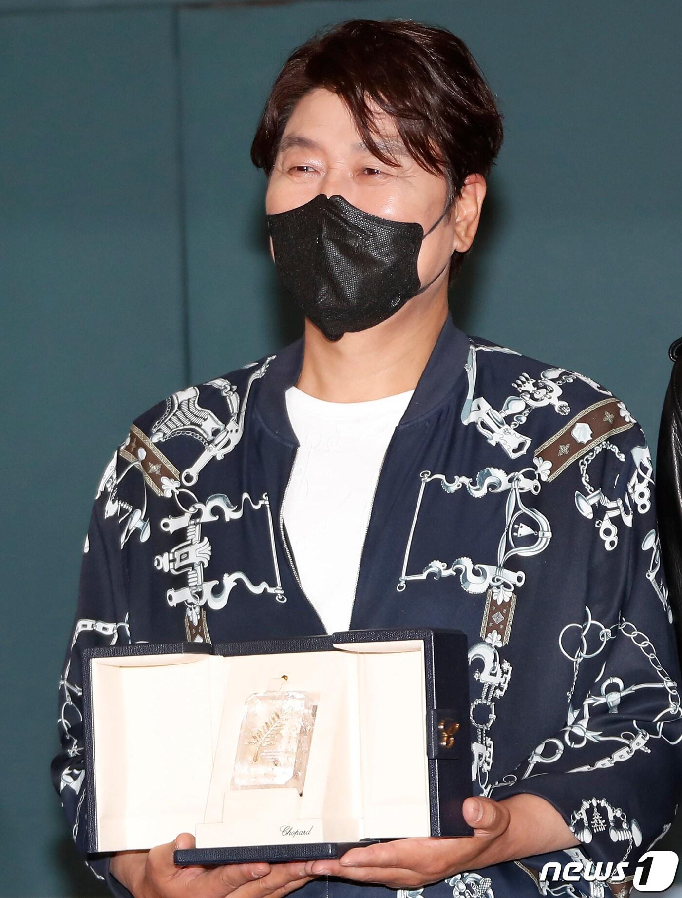 본문 이미지 - 제75회 칸 국제영화제에서 영화 '브로커'로 '남우주연상'을 받은 배우 송강호가 30일 인천국제공항을 통해 입국하고 있다. 2022.5.30/뉴스1 ⓒ News1 권현진 기자