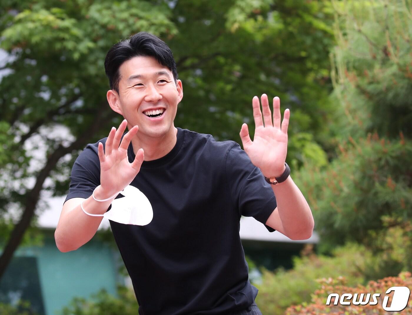 본문 이미지 - 축구 국가대표 손흥민이 30일 오후 경기 파주국가대표트레이닝센터(NFC)로 들어오고 있다. 2022.5.30/뉴스1 ⓒ News1 송원영 기자