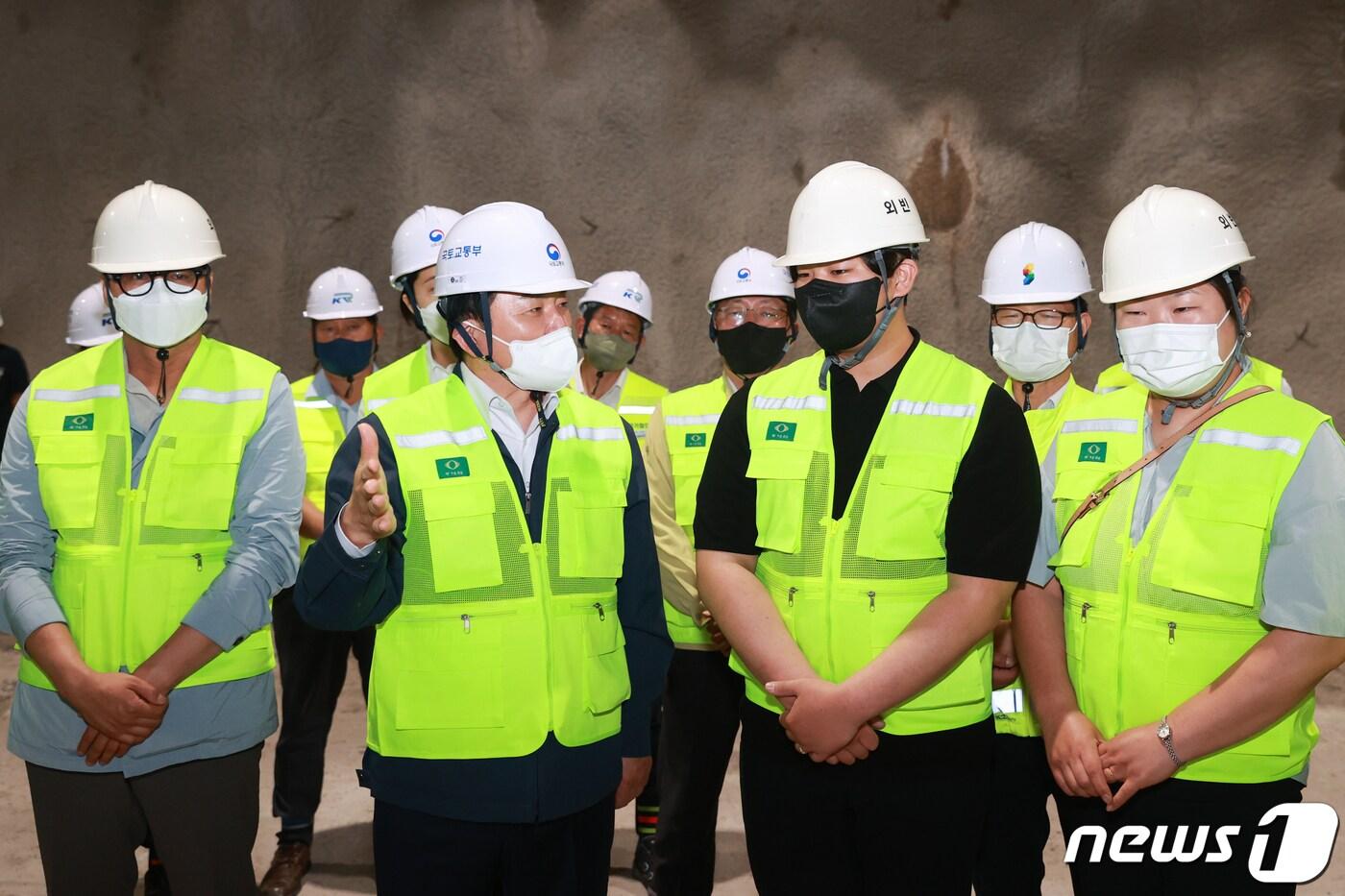 원희룡 국토교통부 장관(왼쪽 두 번째)이 30일 수도권광역급행철도(GTX)-A 노선의 종착지인 동탄역 공사 현장을 둘러보고 있다. (국토교통부 제공) 2022.5.30/뉴스1