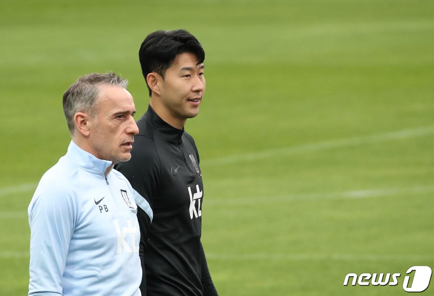 축구 국가대표 손흥민이 30일 오후 경기 파주국가대표트레이닝센터(NFC)에서 열린 오픈 트레이닝에서 파울루 벤투 감독과 대화를 하고 있다. 2022.5.30/뉴스1 ⓒ News1 송원영 기자