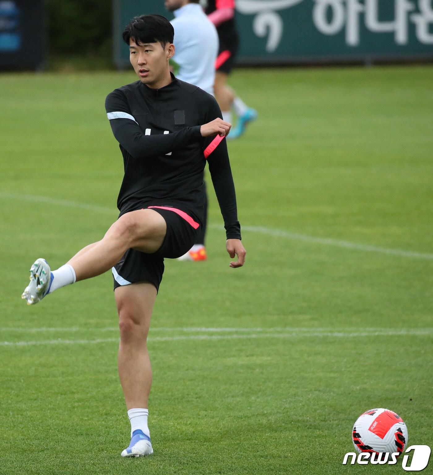 본문 이미지 - 축구 국가대표 손흥민이 30일 오후 경기 파주국가대표트레이닝센터(NFC)에서 훈련을 하고 있다. 축구 국가대표팀은 6월 A매치 기간에 국내에서 4차례 평가전을 치른다. 2022.5.30/뉴스1 ⓒ News1 송원영 기자