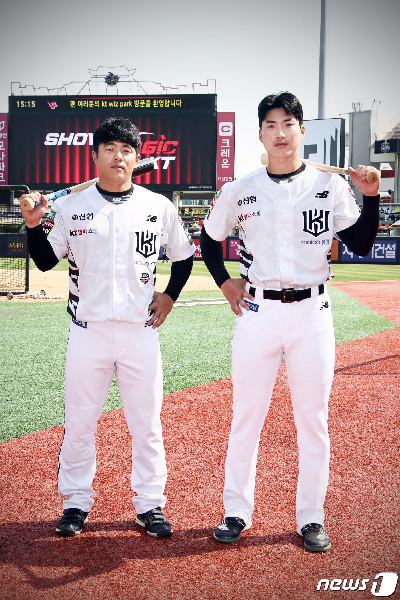 본문 이미지 - 밀리터리 유니폼을 착용한 KT 위즈 조용호(왼쪽)와 장준원. (KT 제공) ⓒ 뉴스1