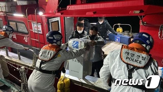 본문 이미지 - 군산해양경찰서는 제20대 대통령선거를 끝마친 후 도서지역의 투표함 직접이송을 하고 있다.(자료사진)ⓒ 뉴스1