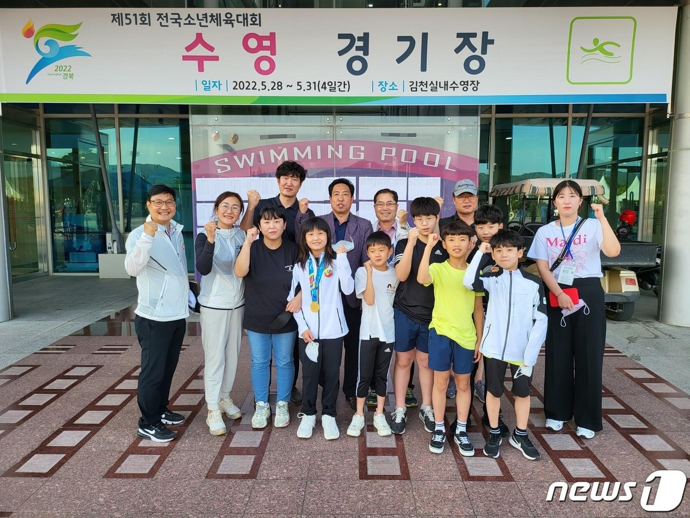 본문 이미지 - 30일 충북 충주 삼원초 수영부 안유리 선수가 전국소년체전에서 2관왕을 차지한 뒤 코치, 동료, 가족과 함께 기념사진을 찍고 있다.(충주교육청 제공)2022.5.31/ⓒ 뉴스1