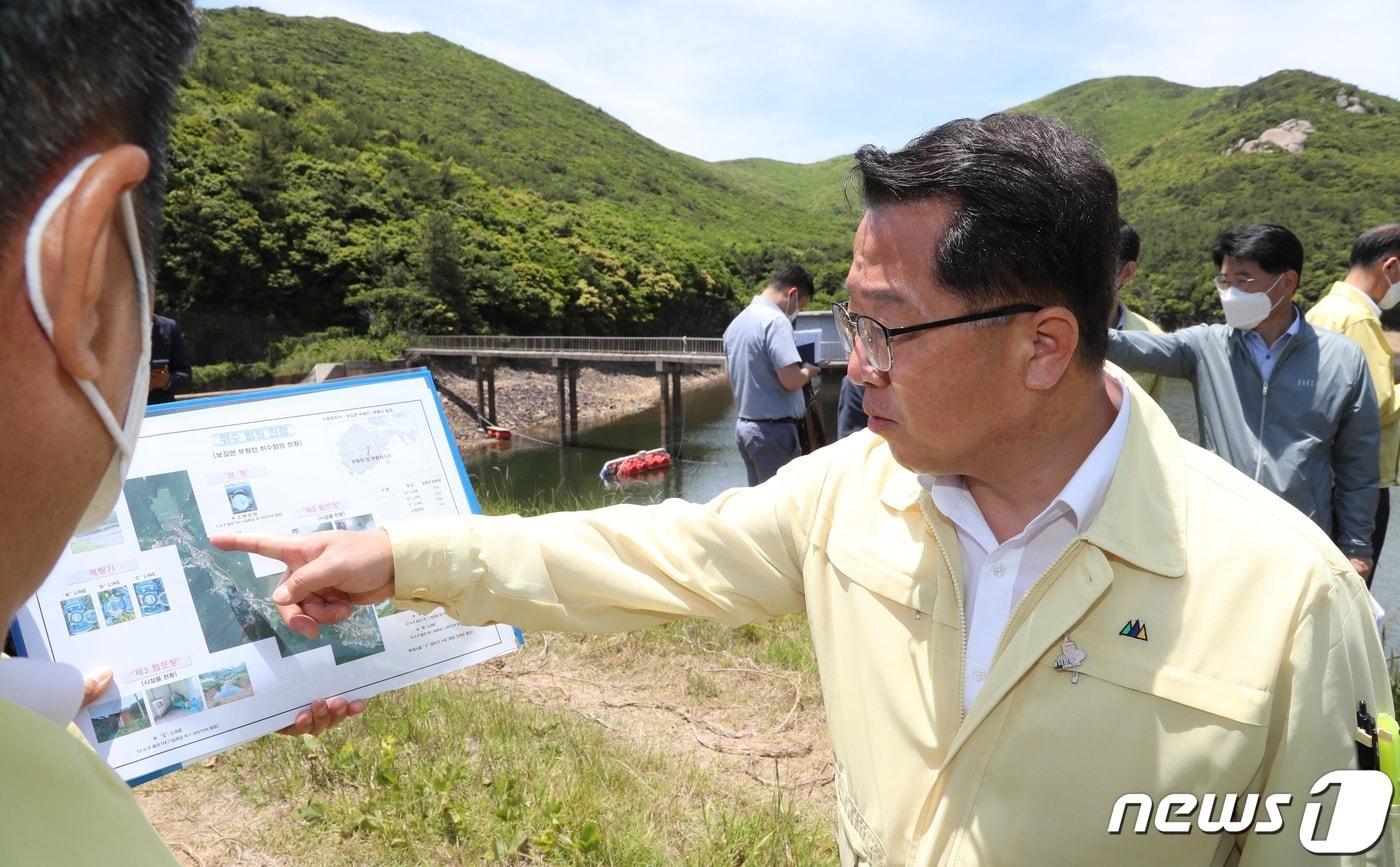 본격적인 영농철인 최근 일부 지역에서 가뭄 장기화로 인한 농업용수 확보에 비상이 걸린 가운데 문금주 전라남도지사 권한대행은 31일 완도군 보길면 부황제(수원지) 가뭄 현장을 방문, 지하저수조 공사 현황 및 애로사항을 청취하고“농작물 가뭄피해 예방에 총력을 다해 주라”고 당부했다.(전남도 제공) 2022.5.31/뉴스1 ⓒ News1