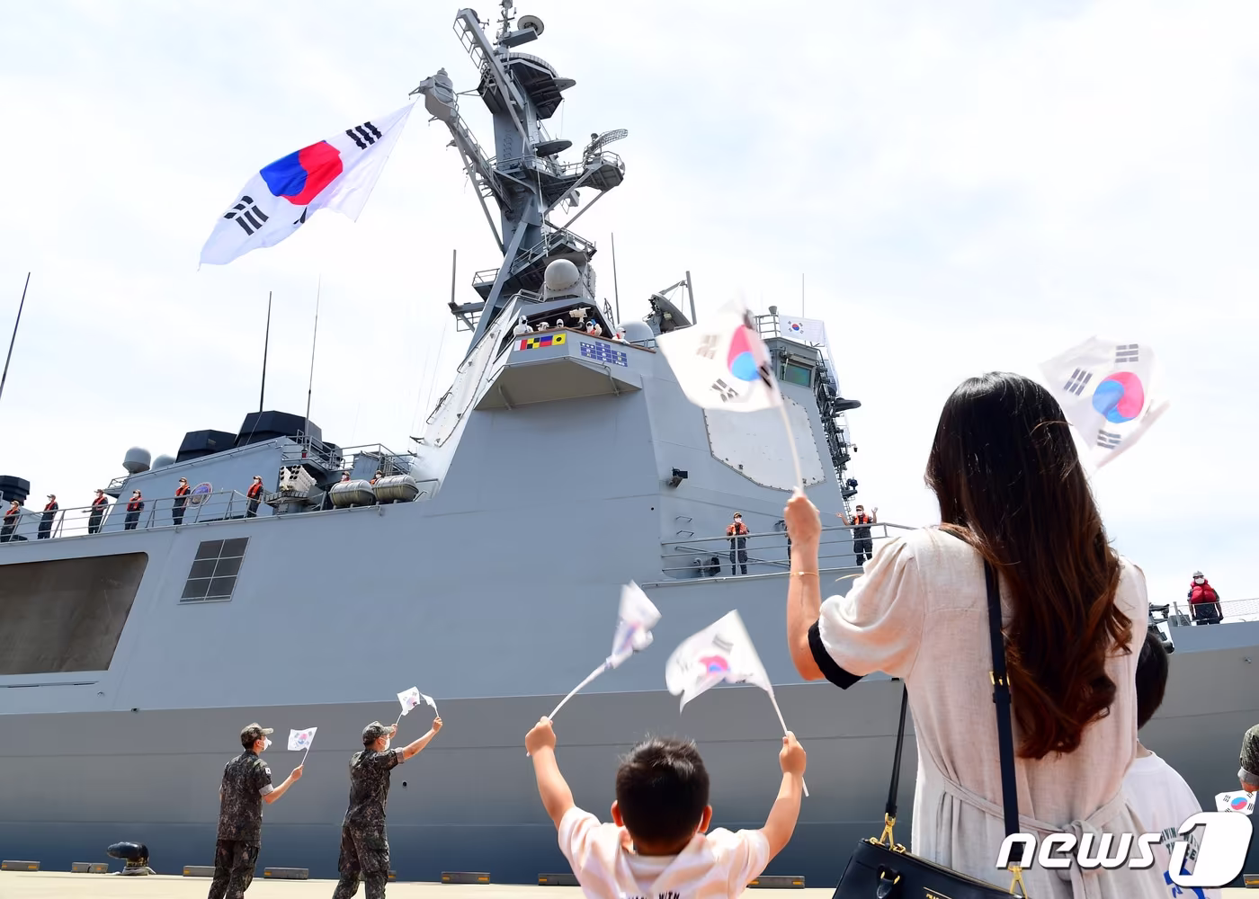본문 이미지 - 31일 오전 제주해군기지에서 열린 대한민국해군 환태평양훈련전단 환송식에서 가족들이 훈련에 참가하는 해군 장병들을 환송하고 있다. (자료사진) (해군 제공) 2022.5.31/뉴스1