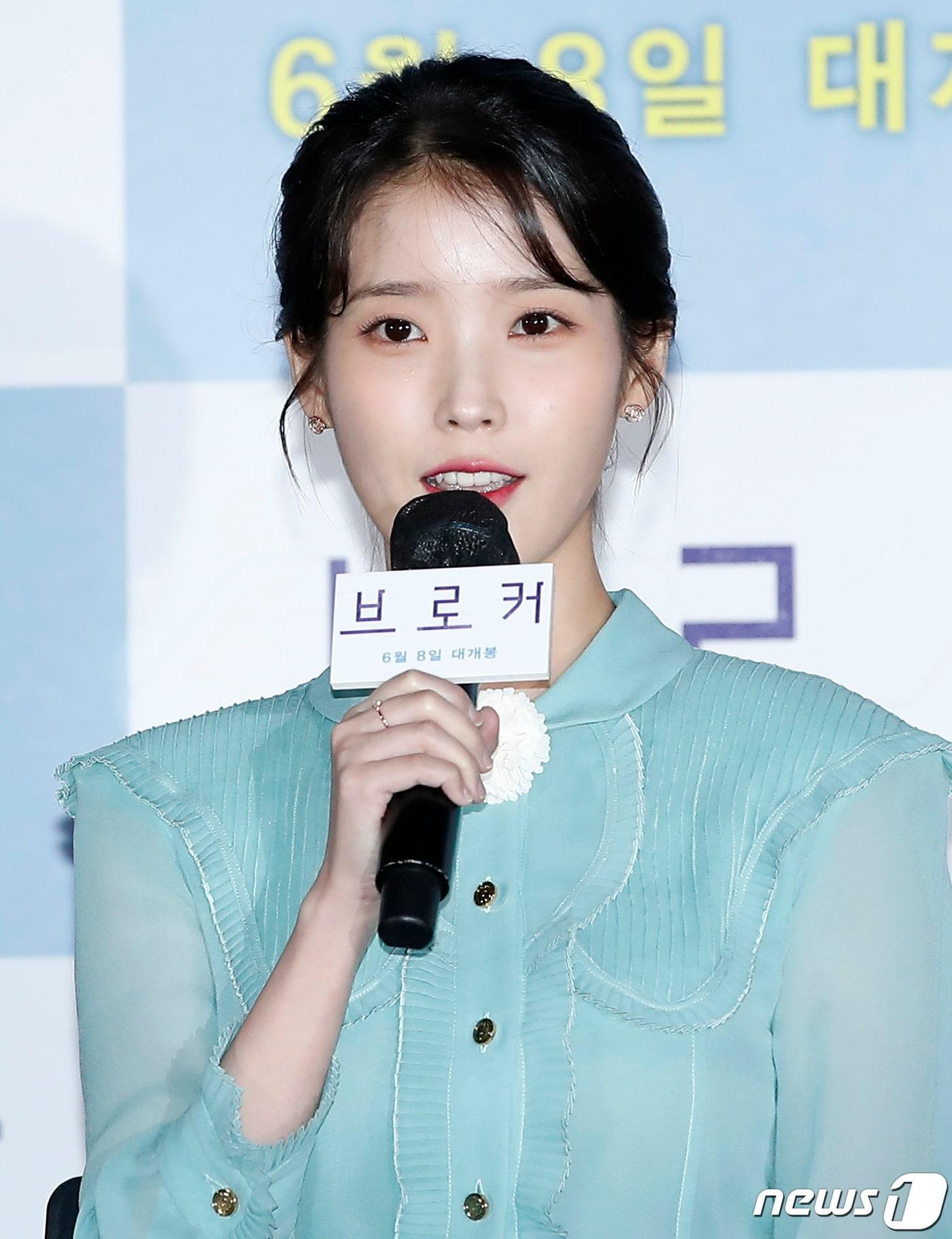 본문 이미지 - 배우 이지은(아이유)이 31일 오후 서울 용산CGV에서 열린 영화 ‘브로커’ 언론 기자간담회에서 인사말을 하고 있다. '브로커'는 베이비 박스를 둘러싸고 관계를 맺게 된 이들의 예기치 못한 특별한 여정을 그린 작품으로 배우 송강호, 강동원, 배두나, 이지은(아이유), 이주영 등이 출연했다. 특히 송강호는 지난 28일(현지시간) 열린 프랑스 칸 영화제 폐막·시상식에서 한국 남자 배우 최초로 '남우주연상' 받는 쾌거를 이뤘다. 2022.5.31/뉴스1 ⓒ News1 권현진 기자