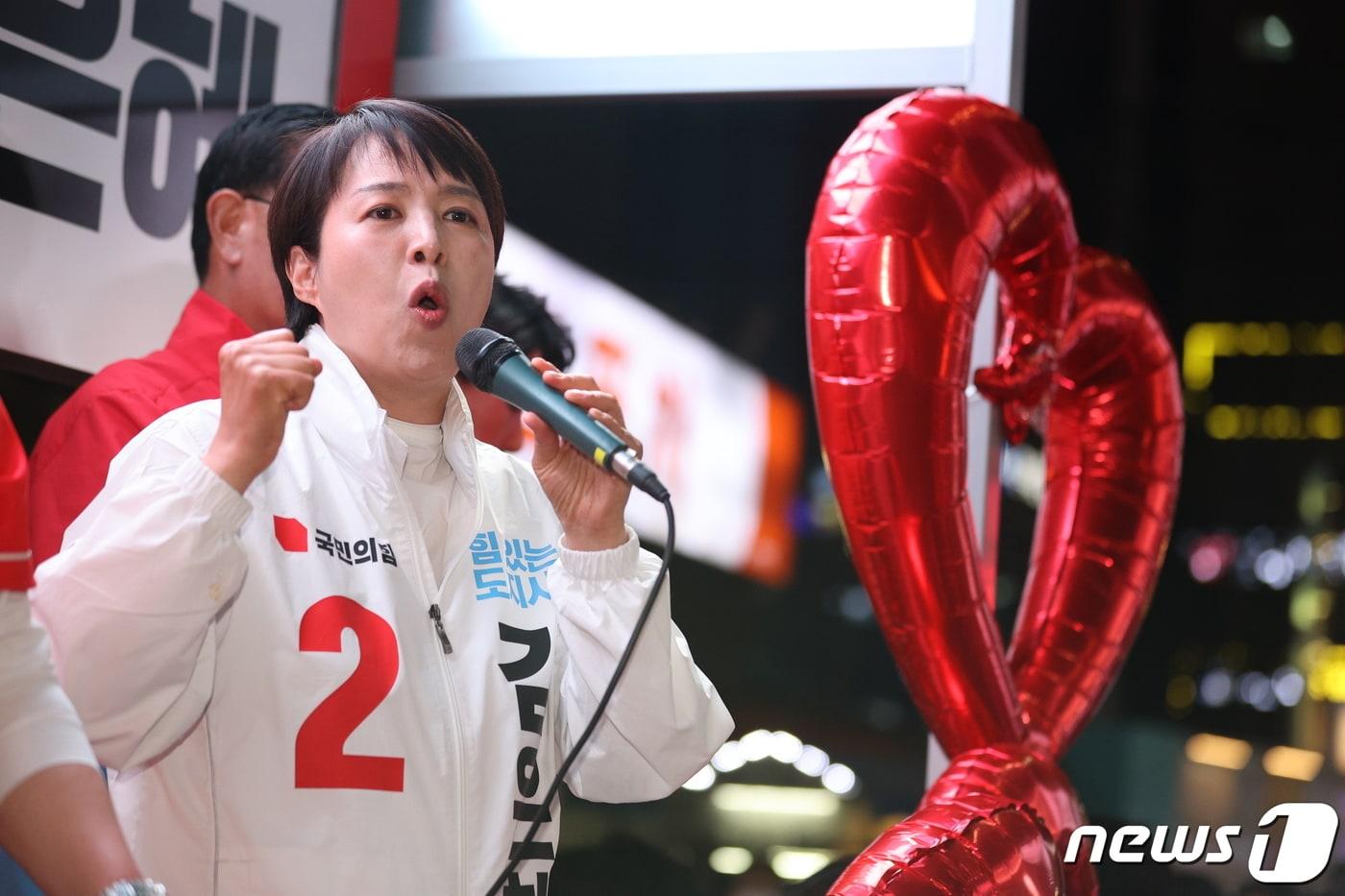 본문 이미지 - 김은혜 국민의힘 경기도지사 후보가 31일 오후 경기도 수원시 팔달구 매산로테마거리에서 시민들에게 지지를 호소하고 있다. 2022.5.31/뉴스1 ⓒ News1 이재명 기자