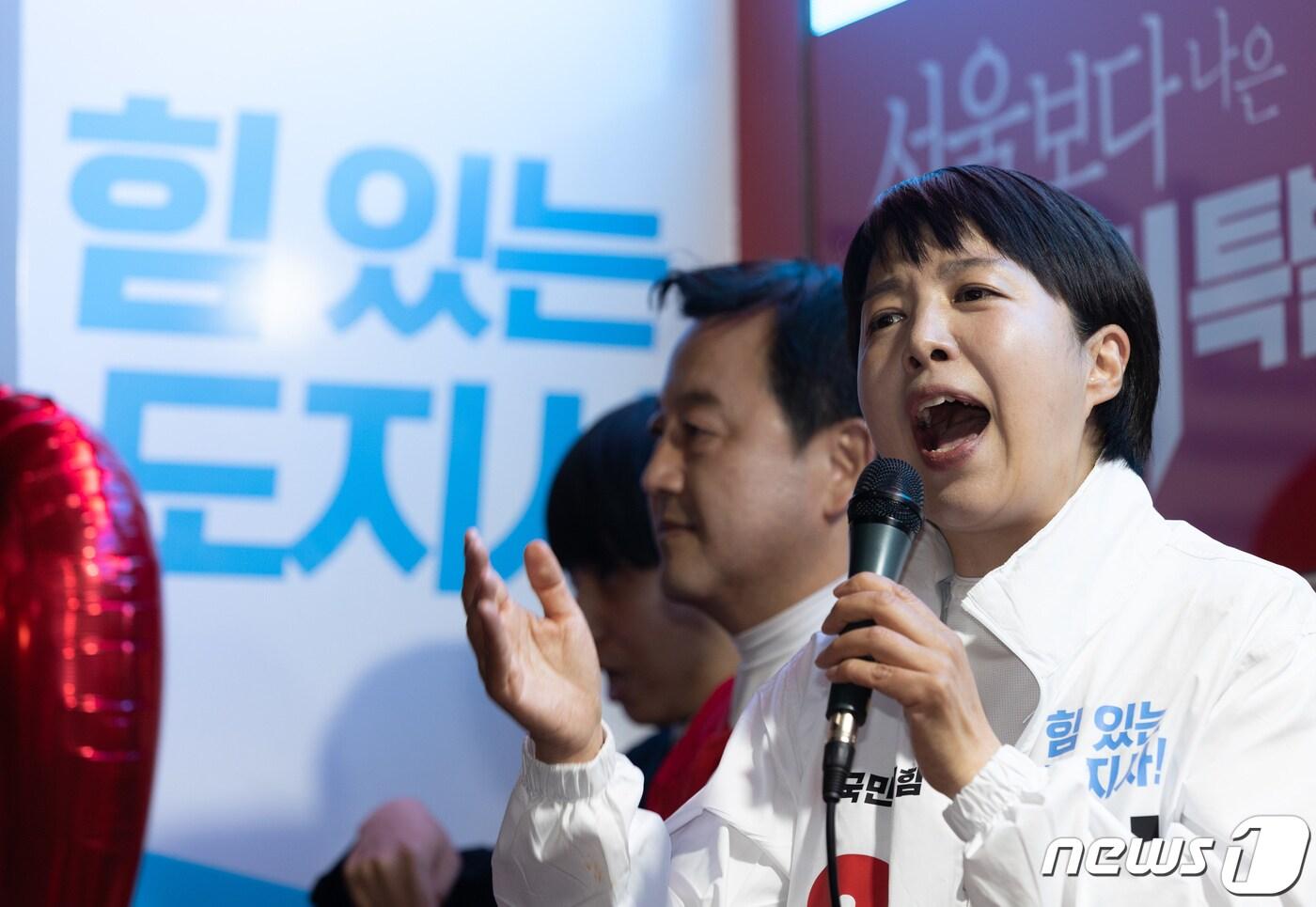 김은혜 국민의힘 경기도지사 후보가 31일 오후 경기도 수원시 팔달구 매산로테마거리에서 시민들에게 지지를 호소하고 있다. 2022.5.31/뉴스1 ⓒ News1 이재명 기자