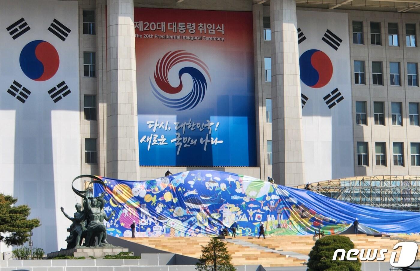 본문 이미지 - 제20대 대통령취임식을 엿새 앞둔 4일 오전 서울 여의도 국회 본청 앞에서 관계자들이 취임식 준비를 하고 있다. (공동취재) 2022.5.4/뉴스1 ⓒ News1 이재명 기자