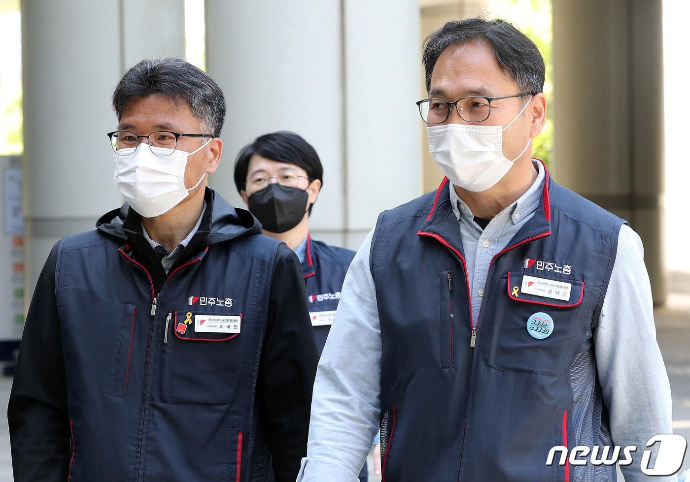 본문 이미지 - 윤택근 민주노총 수석부위원장(오른쪽)과 최국진 조직쟁위실장이 4일 영장실질심사를 받기 위해 서울중앙지법으로 출석하고 있다. 2022.5.4/뉴스1 ⓒ News1 박세연 기자