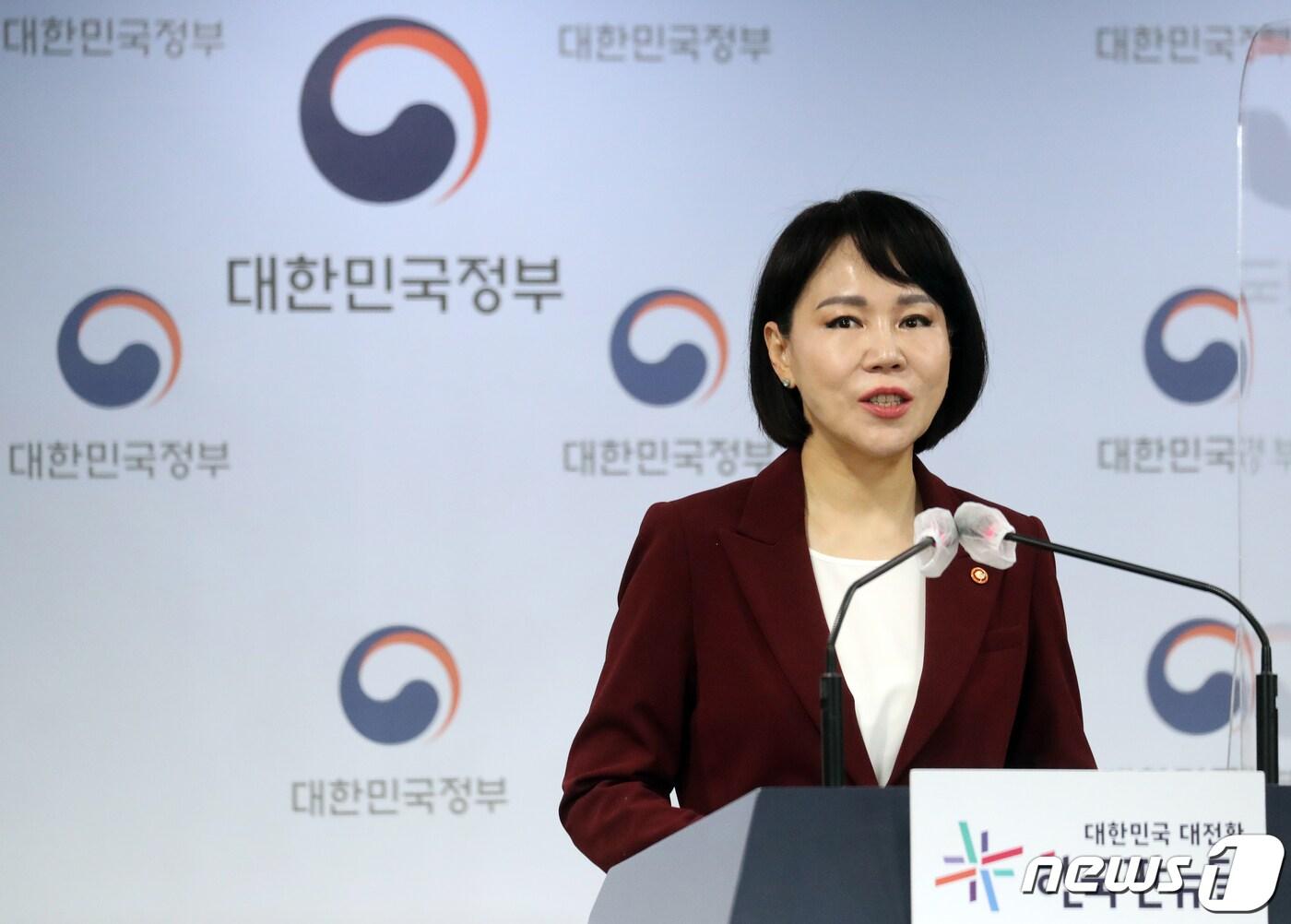 본문 이미지 - 전현희 국민권익위원회 위원장이 4일 서울 세종대로 정부서울청사에서 지난 5년 간 국민의 권리와 의무, 일상을 규율하는 법령 등에 내재한 부패유발 요인을 찾아 개선한 우수사례 100선 선정 브리핑을 하고 있다. 2022.5.4/뉴스1 ⓒ News1 김명섭 기자