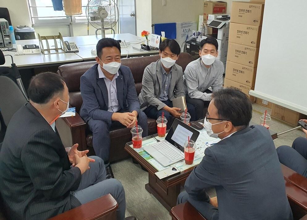 본문 이미지 - 한국발명진흥회 강원지부에서 지역기업을 대상으로 현장 컨설팅 및 보고회를 진행하고 있는 모습(한국발명진흥회 제공)ⓒ 뉴스1