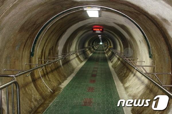 본문 이미지 - 경기 파주시가 4일부터 DMZ 평화관광을 재개했다. 관광 코스 중 하나인 제3땅굴 도보관람로. (파주시청 제공)ⓒ 뉴스1