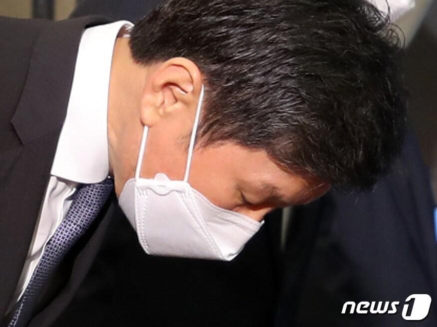 본문 이미지 - 정몽규 HDC그룹 회장이 4일 오전 서울 용산구 HDC현대산업개발 본사에서 열린 긴급기자회견에서 고개 숙여 인사하고 있다. 2022.5.4/뉴스1 ⓒ News1 김진환 기자