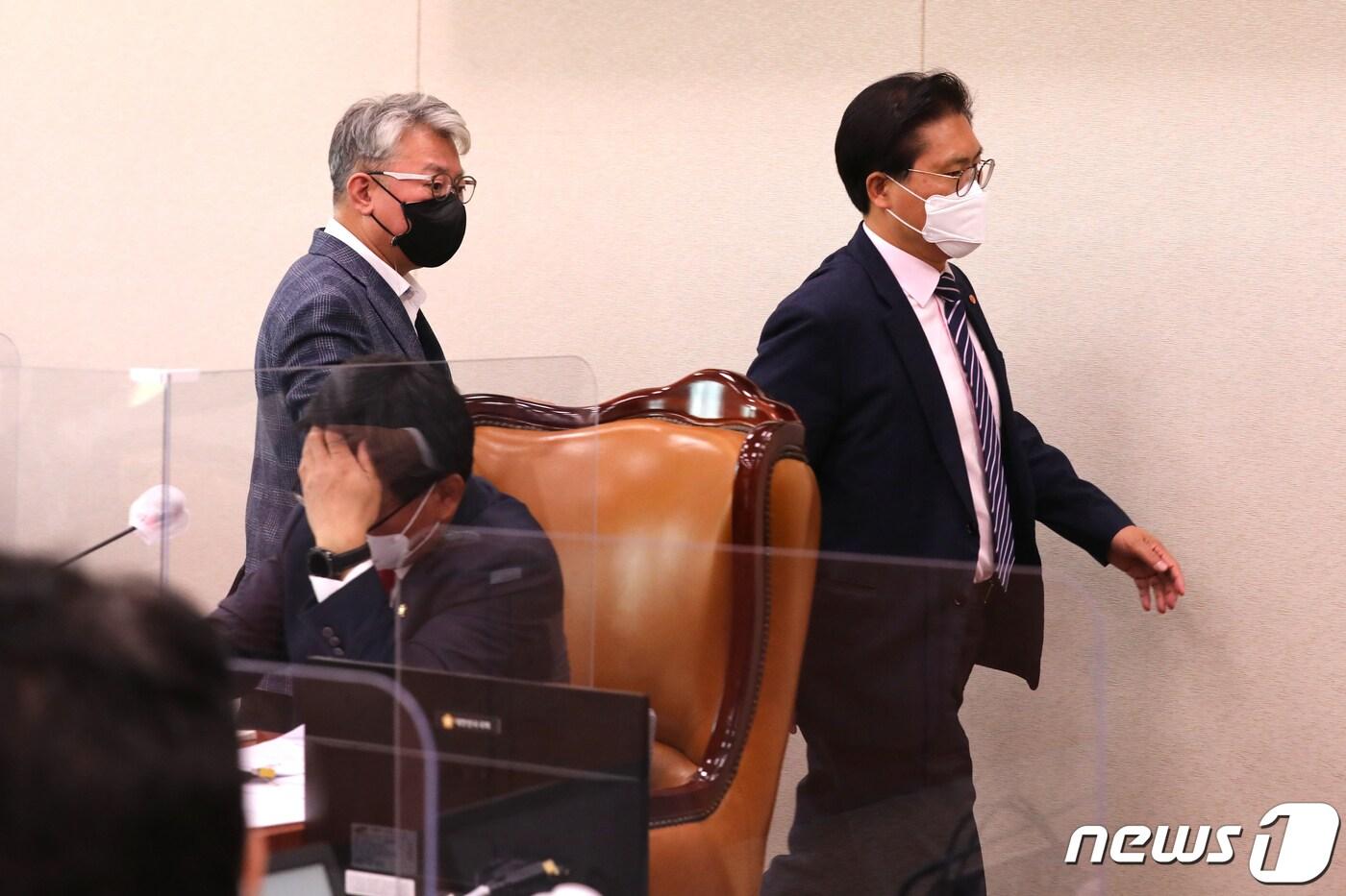 본문 이미지 - 원희룡 국토교통부장관 후보자에 대한 인사청문경과보고서 채택의 건이 상정된 4일 오전 국회에서 열린 국토교통위원회 전체회의에서 더불어민주당 간사인 조응천 의원(왼쪽)과 국민의힘 간사인 송석준 의원이 논의를 위해 회의장을 나서고 있다. (공동취재)2022.5.4/뉴스1 ⓒ News1 허경 기자