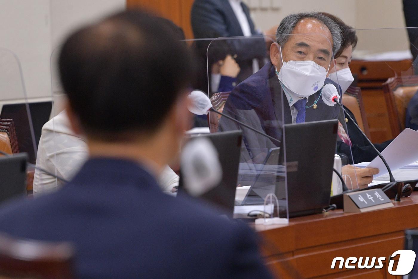 본문 이미지 - 윤준병 더불어민주당 의원이 지난 5월 4일 오전 서울 여의도 국회에서 열린 이정식 고용노동부 장관에 대한 인사청문회에서 청탁금지법 위반과 관련해 질의하고 있다. (공동취재)2022.5.4/뉴스1 ⓒ News1 허경 기자