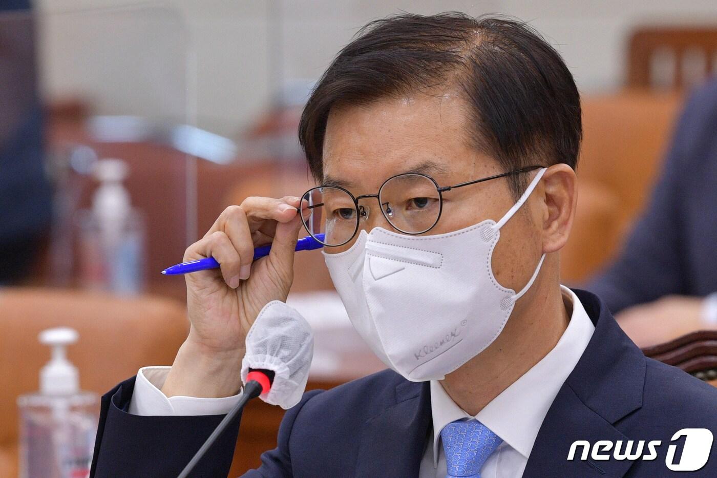 본문 이미지 - 이정식 고용노동부 장관 후보자가 4일 오전 서울 여의도 국회에서 열린 인사청문회에 출석해 안경을 고쳐쓰고 있다. (공동취재)2022.5.4/뉴스1 ⓒ News1 허경 기자