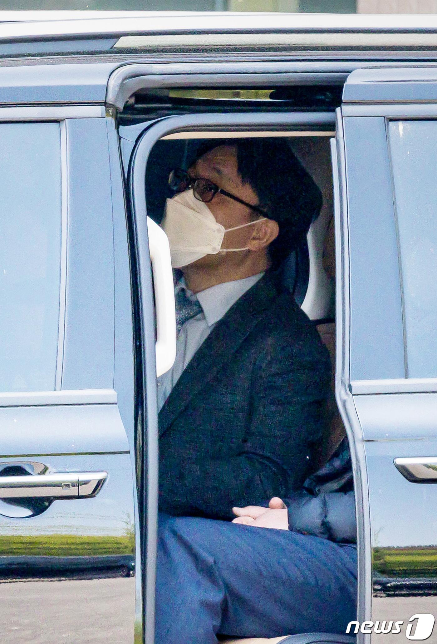 본문 이미지 - 김진욱 고위공직자범죄수사처장이 4일 경기 정부과천청사에서 점심식사를 위해 이동하고 있다. 공수처는 이날 '고발사주' 의혹 수사결과를 발표하고 손준성 대구고검 인권보호관을 불구속 기소하고 윤석열 대통령 당선인과 한동훈 법무부 장관 후보자 등을 무혐의 처분했다. (공동취재) 2022.5.4/뉴스1 ⓒ News1 유승관 기자