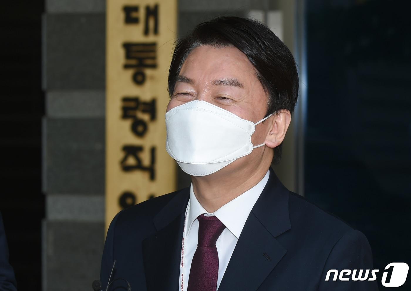 본문 이미지 - 안철수 대통령직인수위원장이 4일 오후 서울 종로구 통의동 인수위를 나서며 취재진의 질문에 미소 짓고 있다. 2022.5.4/뉴스1 ⓒ News1 인수위사진기자단