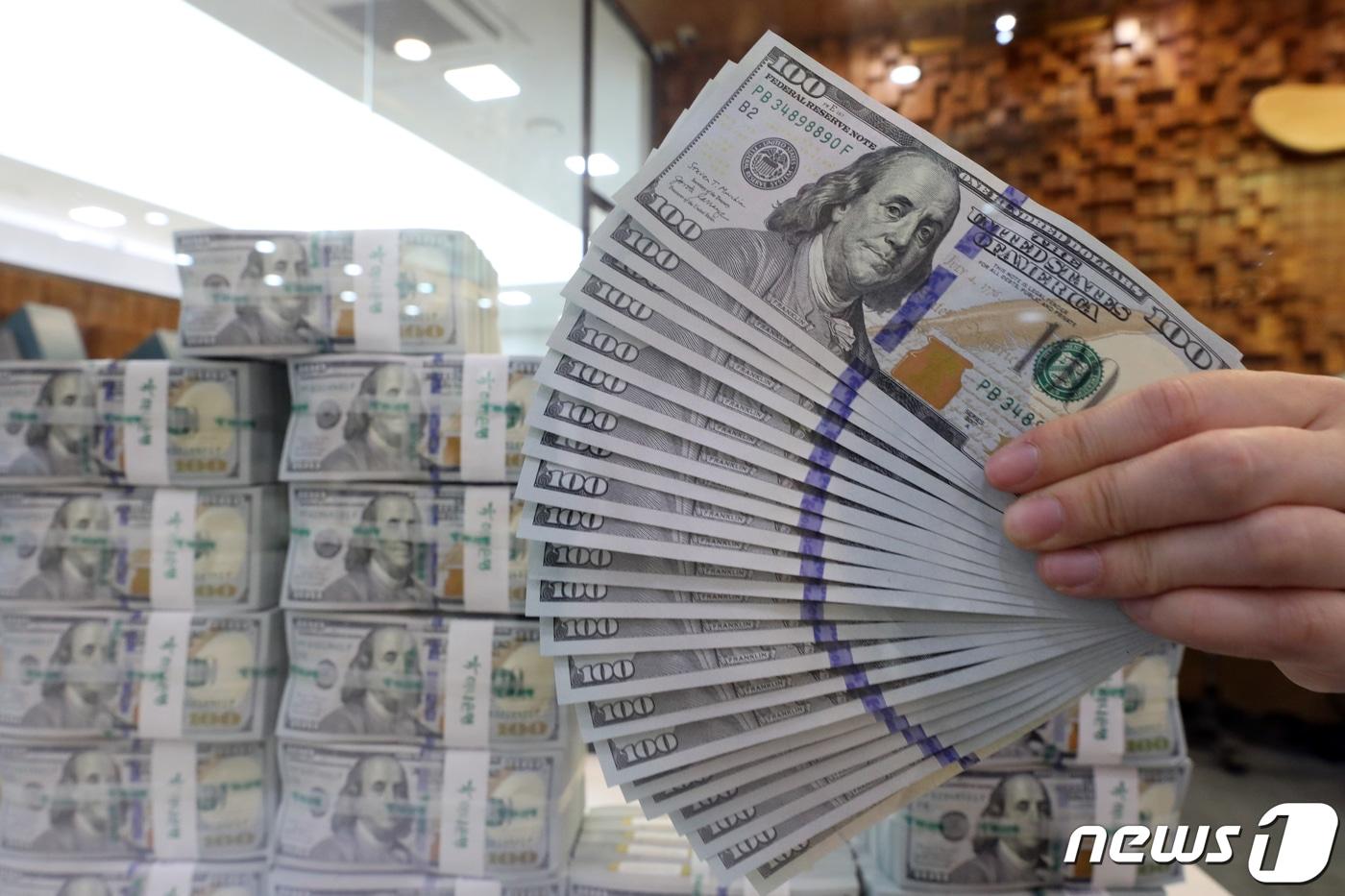 본문 이미지 - 지난 4일 서울 중구 하나은행 위변조대응센터에서 직원이 달러화를 정리하고 있다. /뉴스1 ⓒ News1 황기선 기자