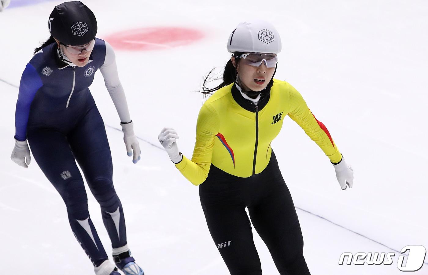 4일 오후 서울 노원구 태릉선수촌 실내빙상장에서 열린 2022-2033 시즌 쇼트트랙 국가대표 1차 선발대회 남자부 1500M 결승전에서 단국대 김건희(흰색)가 1위로 결승선을 통과하고 있다. 2022.5.4/뉴스1 ⓒ News1 구윤성 기자