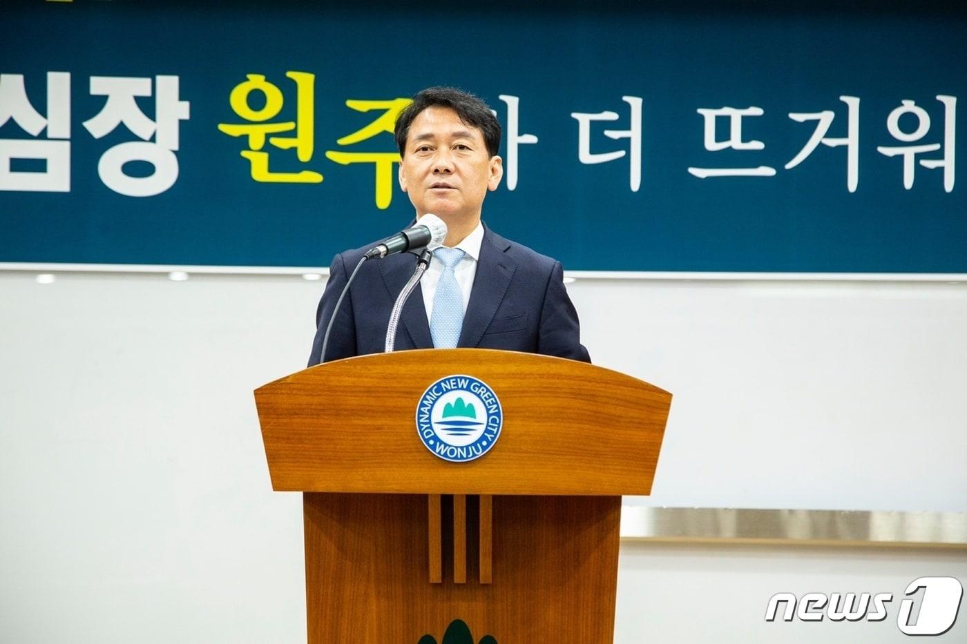 본문 이미지 - 6·1 지방선거 이광재 더불어민주당 강원도지사 후보가 4일 원주시청에서 기자회견을 갖고 원주권 발전공약을 발표하고 있다. (이광재 후보 캠프 제공) 2022.5.4/뉴스1