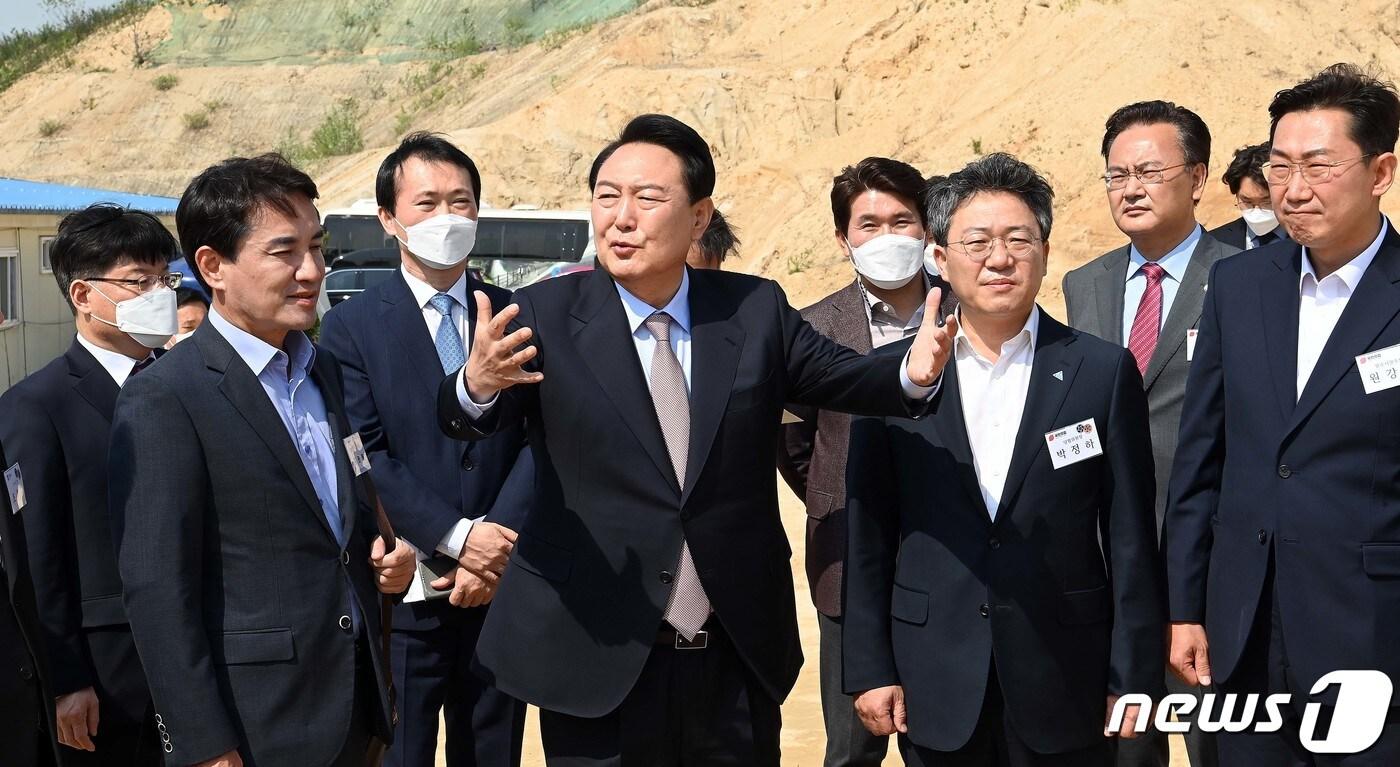 본문 이미지 - 윤석열 대통령 당선인이 4일 강원 원주시 부론산업단지 조성 현장을 찾아 참석자들과 이야기를 나누고 있다. 2022.5.4/뉴스1 ⓒ News1 인수위사진기자단