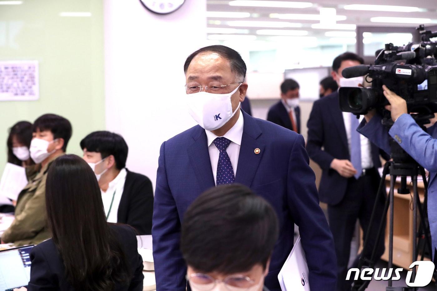 본문 이미지 - 홍남기 경제부총리 겸 기획재정부 장관이 4일 오후 정부세종청사에서 이임 기자 간담회를 위해 기자실에 입장하고 있다. 2022.5.4/뉴스1 ⓒ News1 김기남 기자