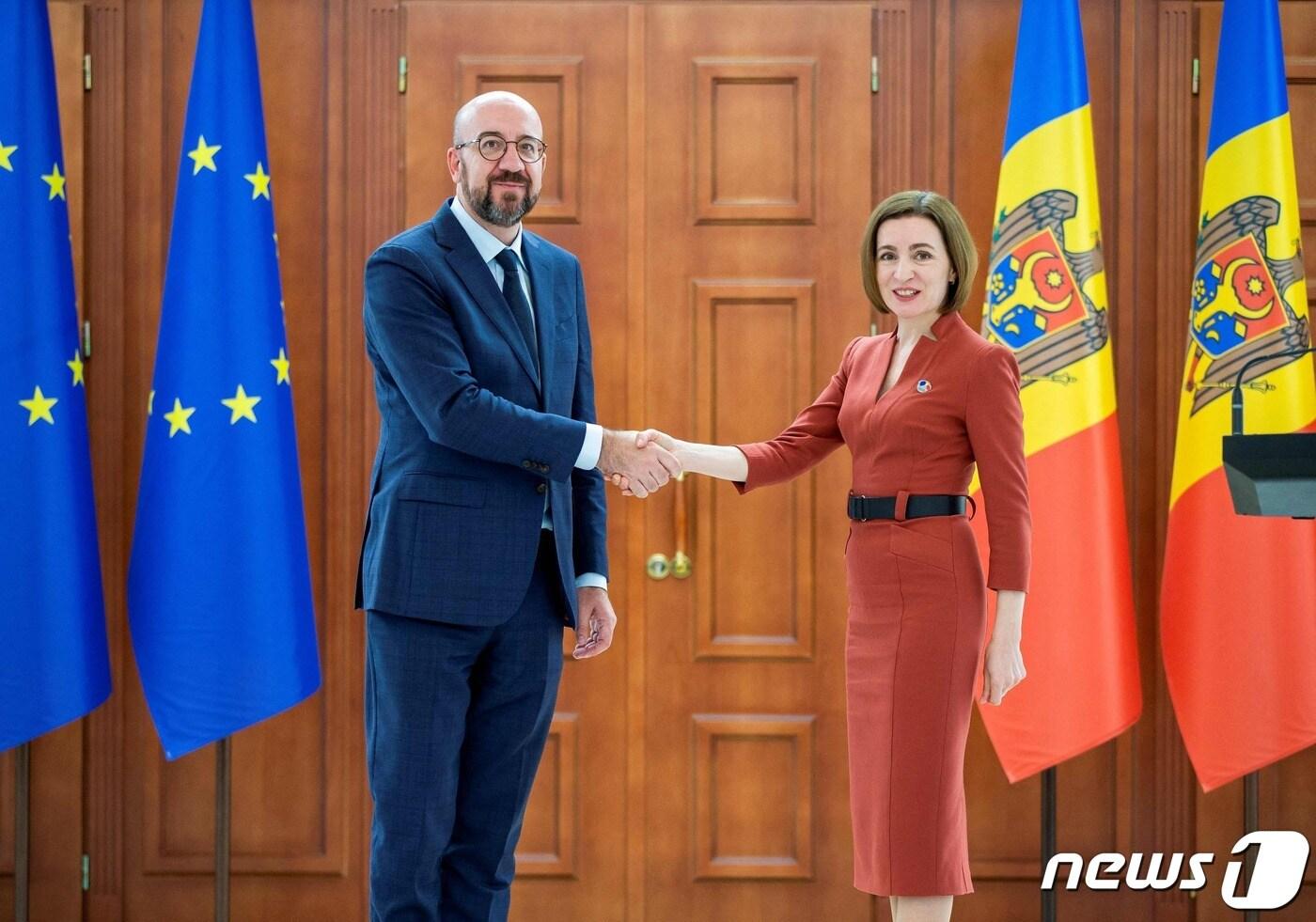 샤를 미셸(왼) 유럽연합(EU) 정상회의 상임의장이 4일 몰도바 수도 키시네프를 방문, 마이아 산두 몰도바 대통령과 회담 전 악수하고 있다. 2022. 5. 4. ⓒ AFP=뉴스1 ⓒ News1 최서윤 기자