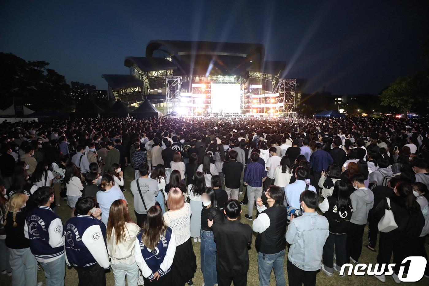 4일 오후 경기 수원 장안구 성균관대학교 자연과학캠퍼스에서 열린 '2022 ESKARA(대동제)' 축제에서 학생들이 교내 동아리 공연을 관람하며 축제를 즐기고 있다. 2022.5.4/뉴스1 ⓒ News1 김영운 기자