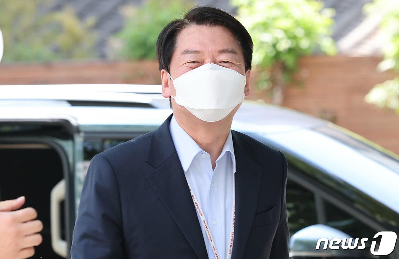 본문 이미지 - 안철수 대통령직인수위원장이 5일 오전 서울 종로구 통의동 인수위 사무실로 출근하고 있다. 2022.5.5/뉴스1 ⓒ News1 인수위사진기자단