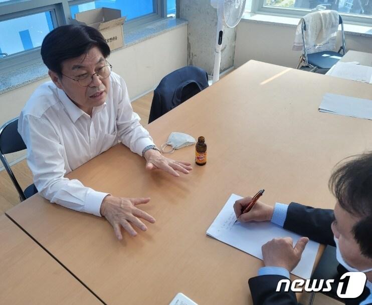 본문 이미지 - 이춘희 세종시장 예비후보가 4일 오후 세종시 나성동 선거사무실에서 3선 도전 배경과 주요 공약 등을 인터뷰하고 있다.ⓒ 뉴스1