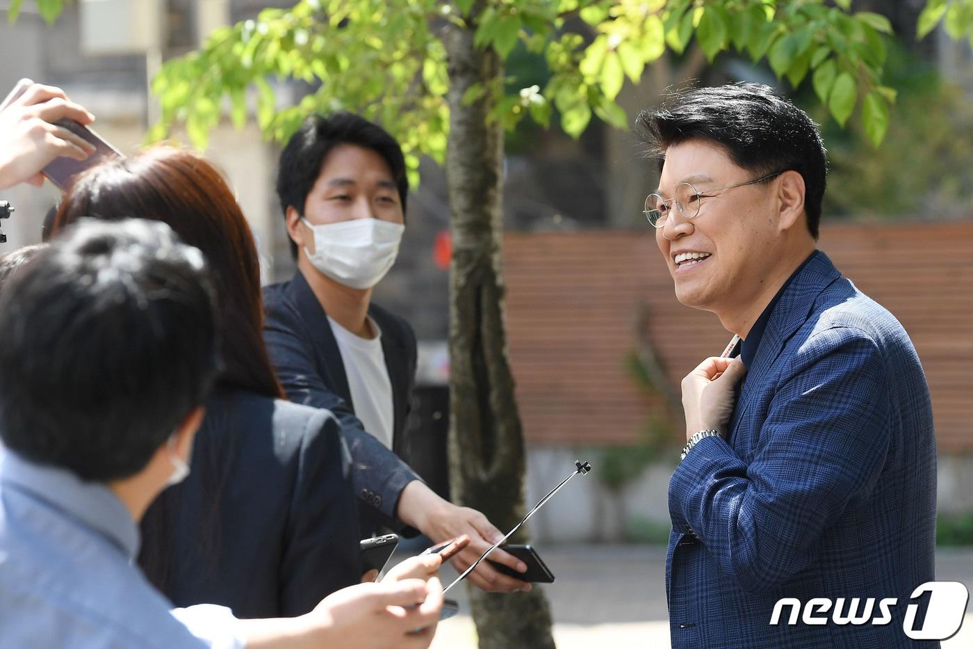 본문 이미지 - 장제원 대통령 당선인 비서실장이 5일 오전 서울 종로구 통의동 인수위 사무실 앞에서 기자들의 질문에 답하고 있다. 2022.5.5/뉴스1 ⓒ News1 인수위사진기자단
