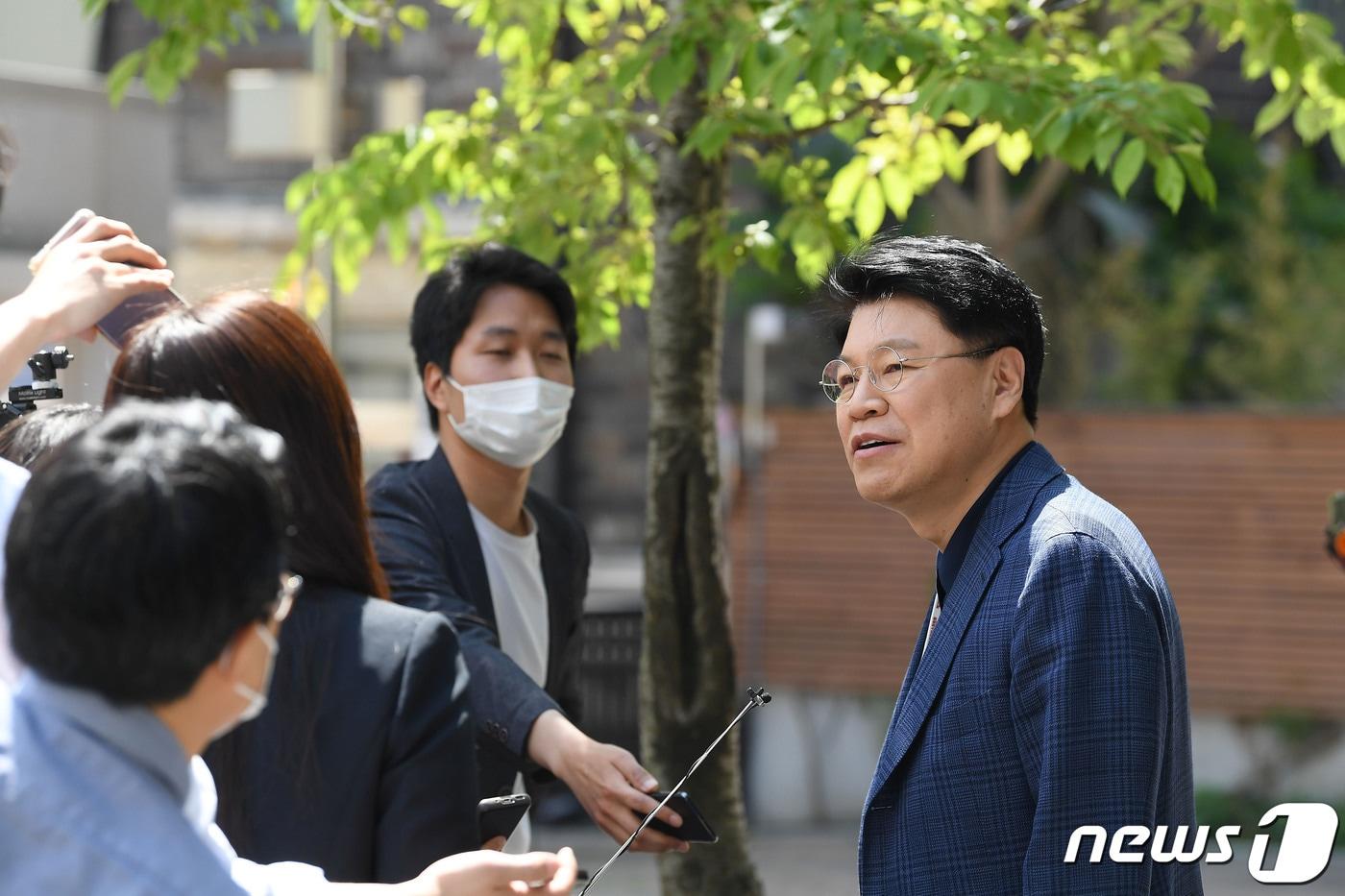 장제원 대통령 당선인 비서실장이 5일 오전 서울 종로구 통의동 인수위 사무실 앞에서 기자들의 질문에 답하고 있다. 2022.5.5/뉴스1 ⓒ News1 인수위사진기자단