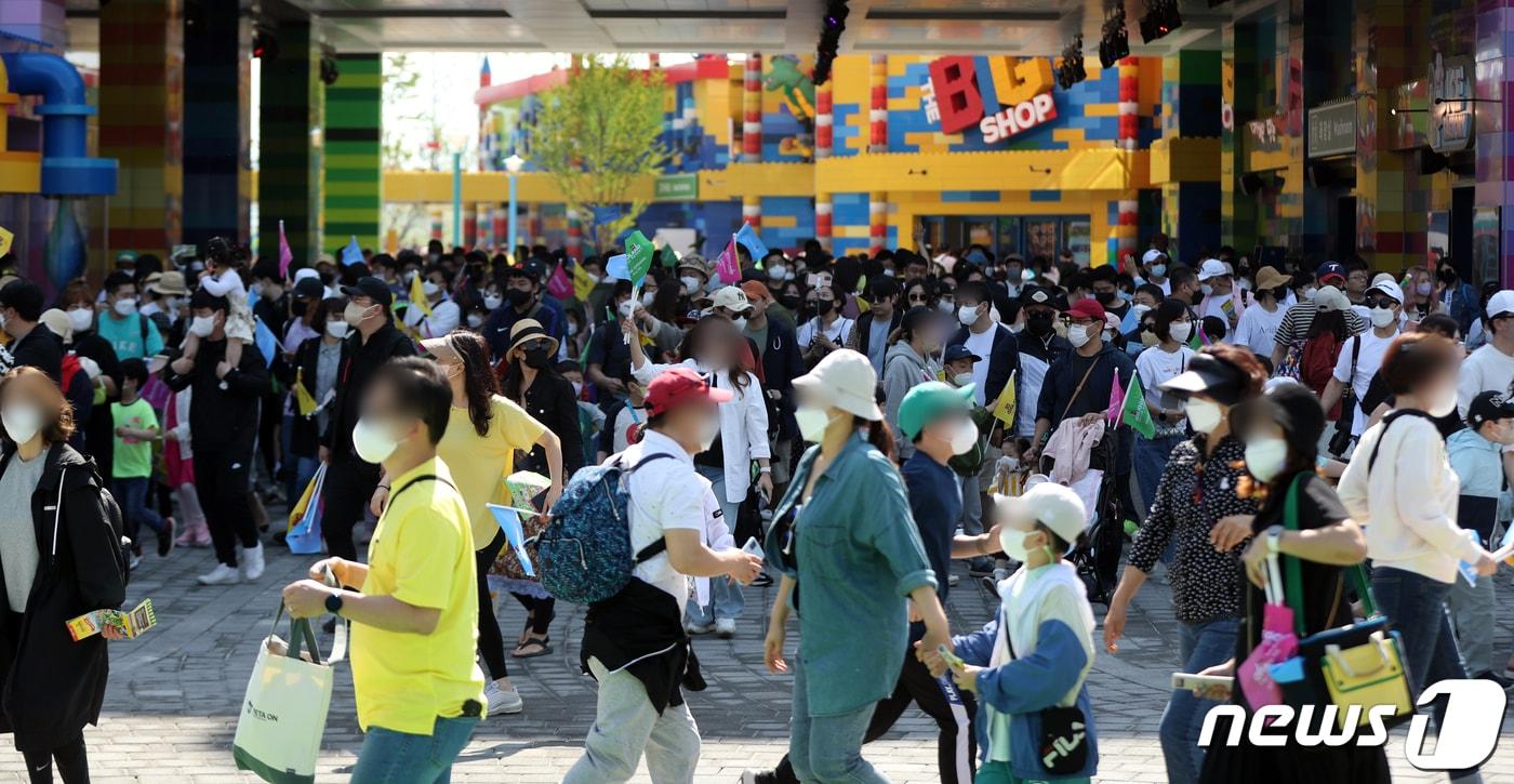 레고랜드 코리아 리조트에서 시민들이 입장을 하고 있다. /뉴스1 ⓒ News1 ,황기선 기자