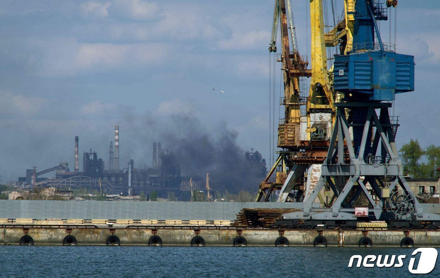 본문 이미지 - 4월29일(현지시간) 우크라이나 마리우폴의 아조우스탈 제철소에서 검은 연기가 피어오르고 있다. 2022.04.29/뉴스1 ⓒ AFP=뉴스1 ⓒ News1 김민수 기자