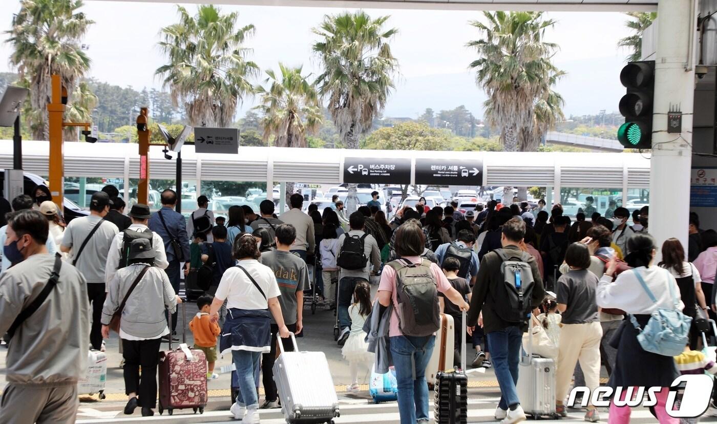 지난 5월5일 제주국제공항이 관광객들로 붐비고 있다. ⓒ News1 