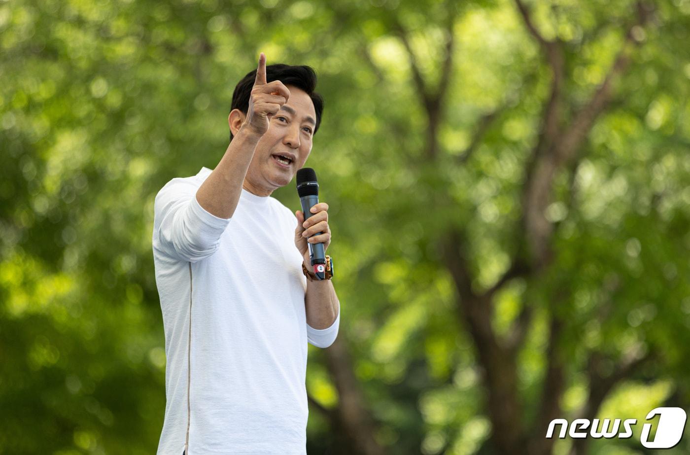 본문 이미지 - 오세훈 서울시장이 5일 오후 서울 광진구 서울어린이대공원에서 열린 제100회 색동회 어린이날 큰 잔치에서 인사말을 하고 있다. 2022.5.5/뉴스1 ⓒ News1 이재명 기자