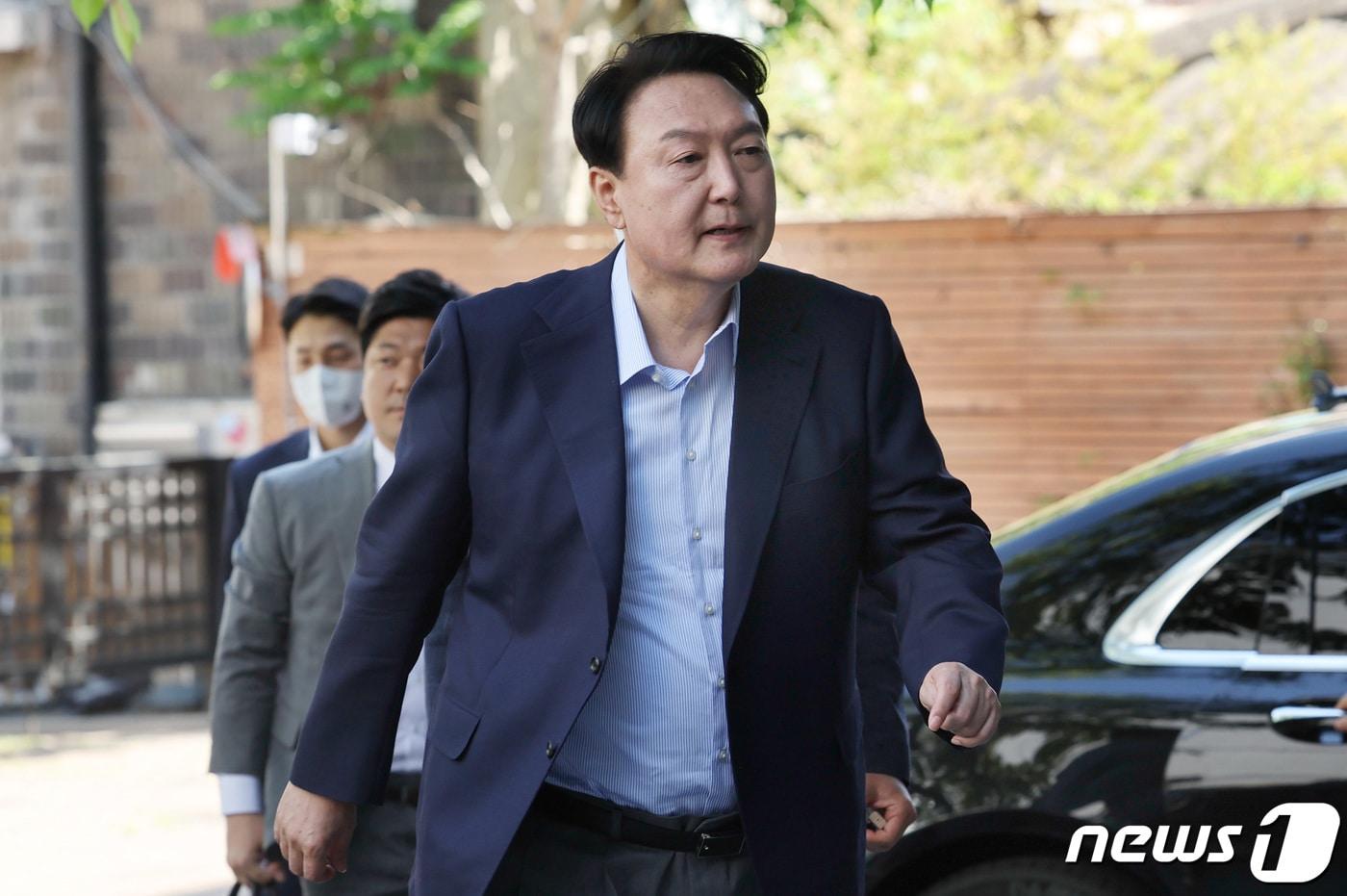 윤석열 대통령 당선인이 어린이날인 5일 자택에서 이웃 어린이들과 행사를 마친 후 서울 종로구 통의동 인수위로 출근하고 있다. 2022.5.5/뉴스1 ⓒ News1 인수위사진기자단