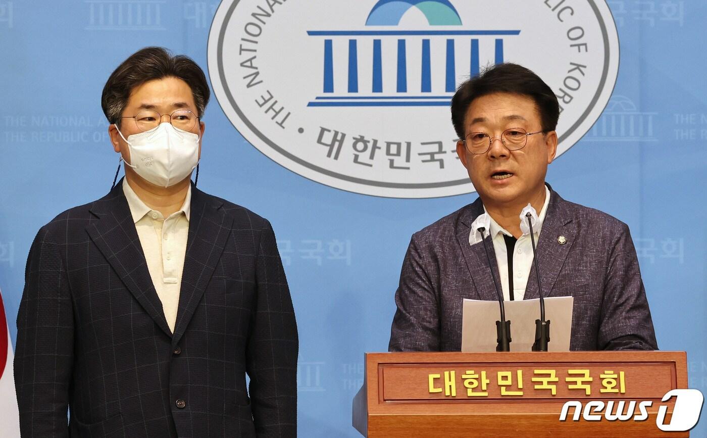 더불어민주당 허종식 인천 동구미추홀구갑 후보(오른쪽)와 박찬대 연수갑 후보 모습 / 뉴스1 ⓒ News1