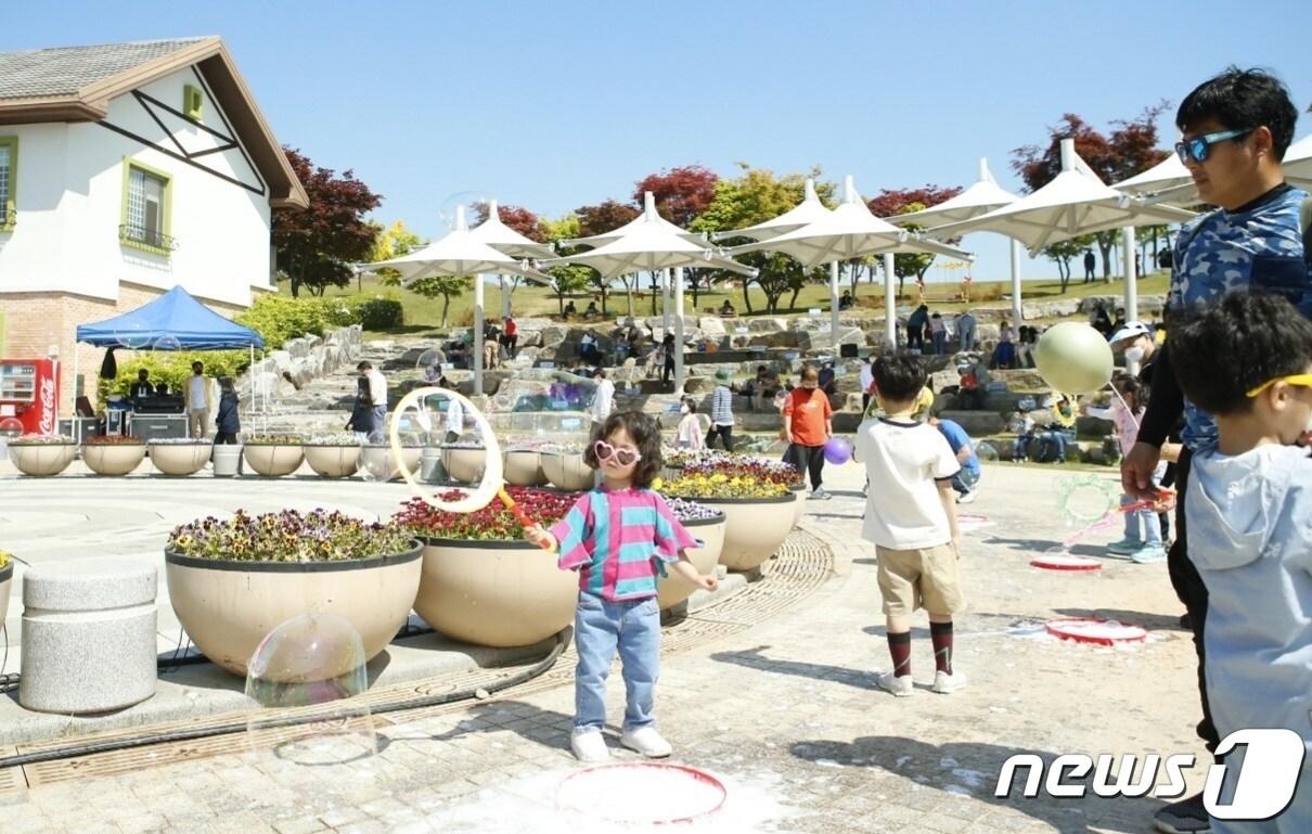 본문 이미지 - 100주년 어린이날을 맞은 5일 전북지역 곳곳은 아이 손을 잡고 나온 가족들로 붐볐다. 전북 임실치즈테마파크 광장에서 아이들이 비눗방울 체험을 하며 즐거운 시간을 보내고 있다.(임실군 제공)2022.5.5/ⓒ 뉴스1
