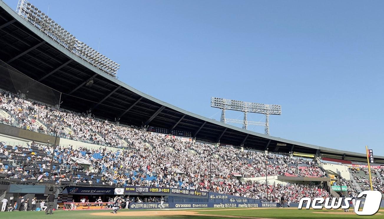 본문 이미지 - 지난해 어린이날 열렸던 잠실 라이벌전 모습. /뉴스1 DB ⓒ News1 김진환 기자