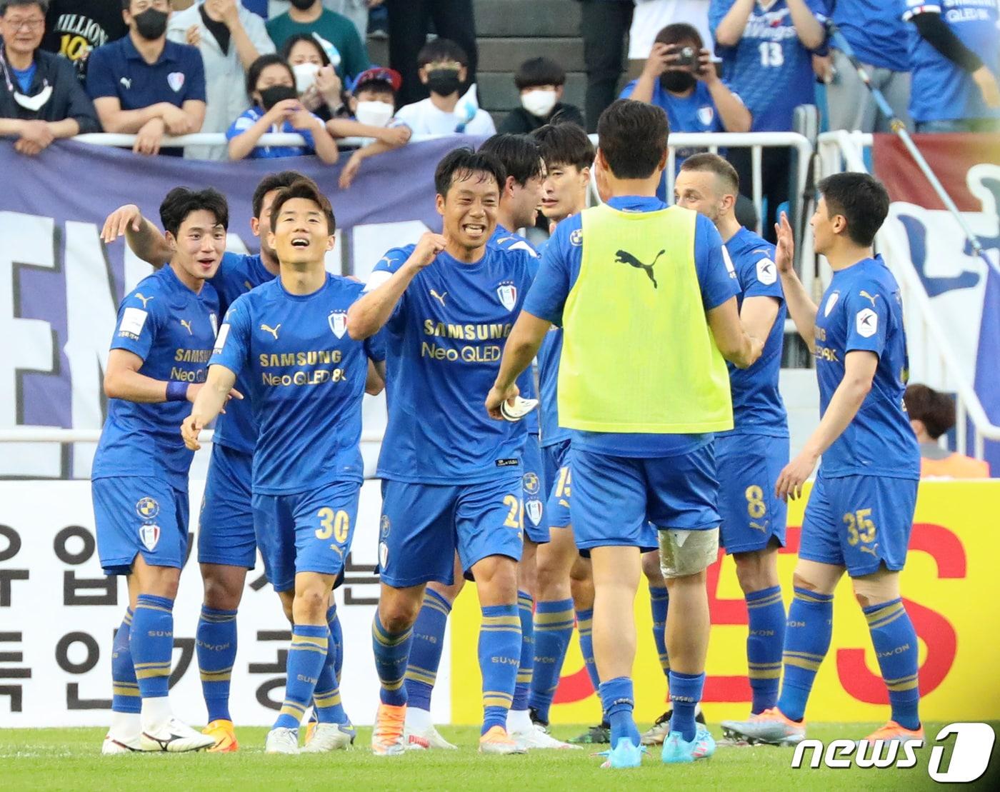 본문 이미지 - 5일 오후 경기 수원 팔달구 수원월드컵경기장에서 열린 프로축구 ‘하나원큐 K리그1 2022' 10라운드 수원 삼성 블루윙즈와 울산 현대 축구단의 경기에서 1대0으로 승리를 거둔 수원 선수들이 기뻐하고 있다. 2022.5.5/뉴스1 ⓒ News1 김영운 기자