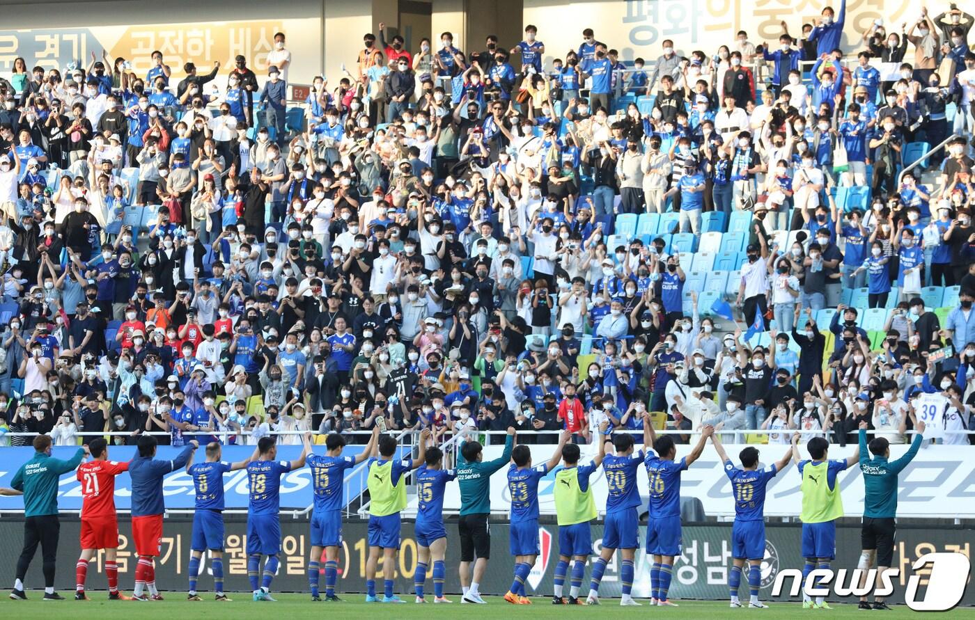 본문 이미지 - 5일 오후 경기 수원 팔달구 수원월드컵경기장에서 열린 프로축구 ‘하나원큐 K리그1 2022' 10라운드 수원 삼성 블루윙즈와 울산 현대 축구단의 경기에서 1대0으로 승리를 거둔 수원 선수들이 팬들과 함께 기뻐하고 있다. 2022.5.5/뉴스1 ⓒ News1 김영운 기자