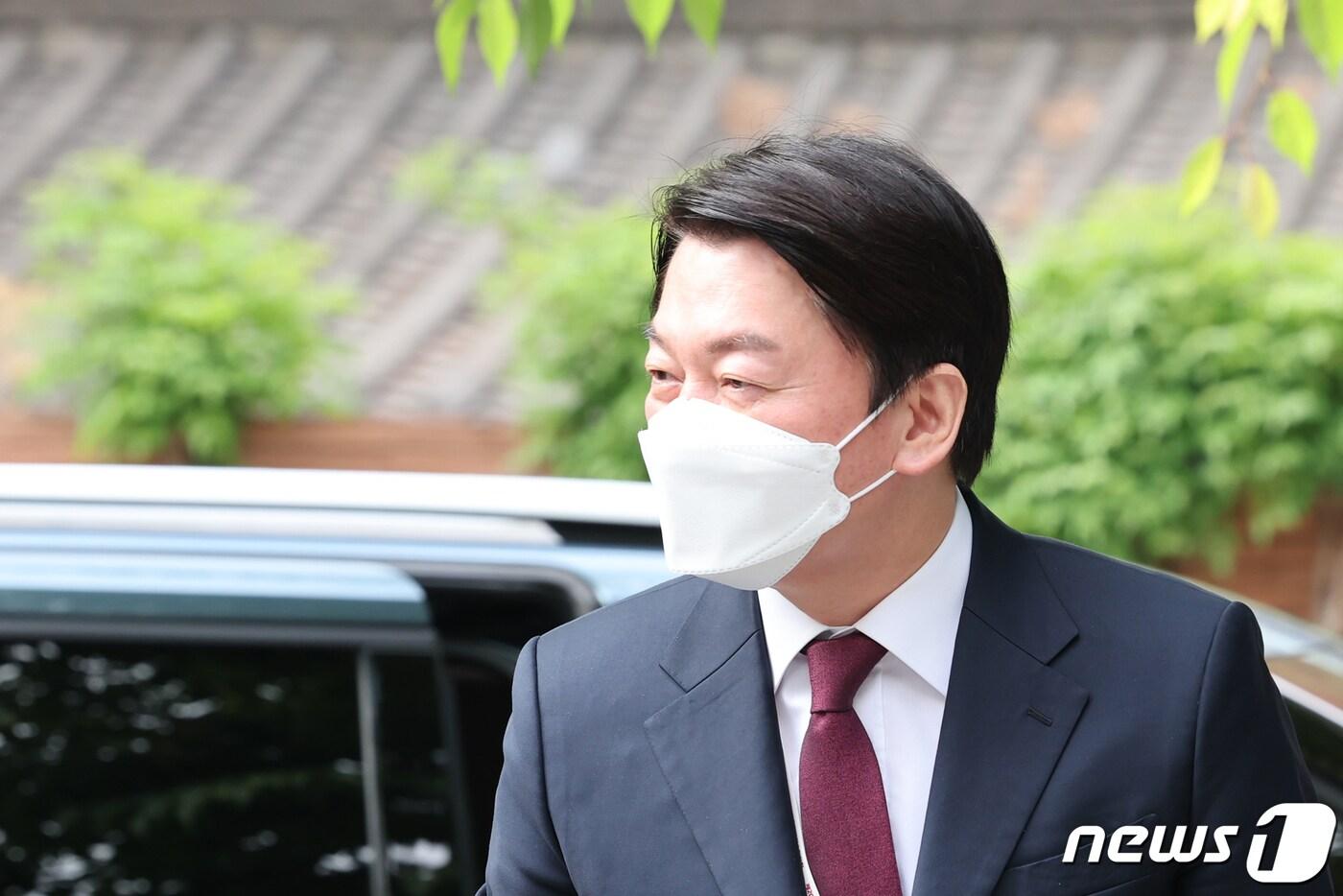 본문 이미지 - 안철수 대통령직 인수위원장이 6일 오전 서울 종로구 통의동 인수위로 출근하고 있다. 안 위원장은 이날 성남 분당갑 보궐선거 출마를 선언할 예정이다.(공동취재) 2022.5.6/뉴스1 ⓒ News1 안은나 기자
