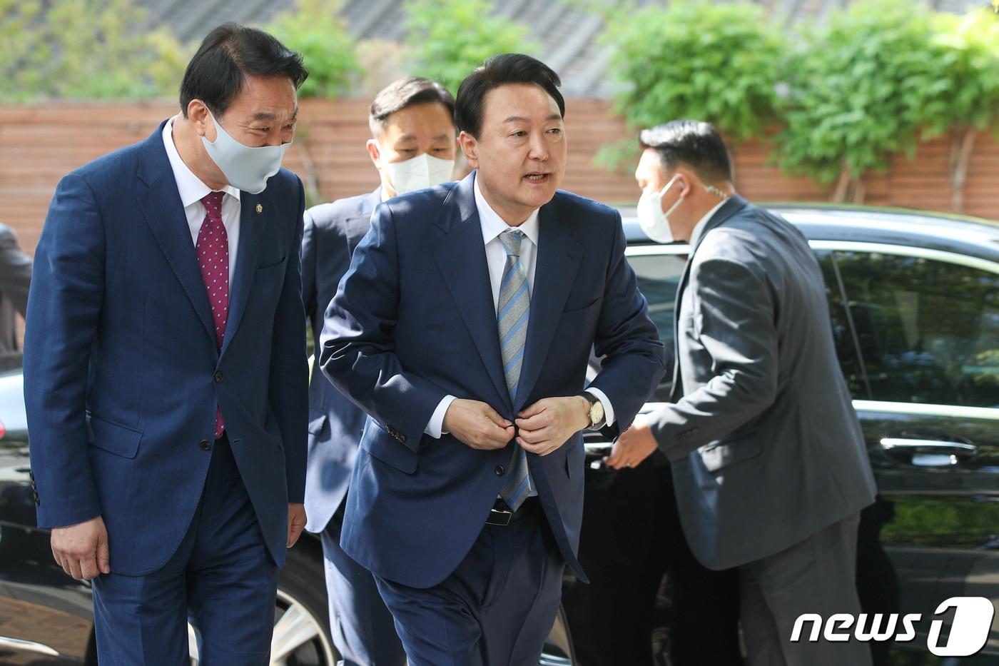 본문 이미지 - 윤석열 대통령 당선인이 6일 오전 서울 종로구 통의동 대통령직인수위원회로 출근하고 있다. 2022.5.6/뉴스1 ⓒ News1 안은나 기자