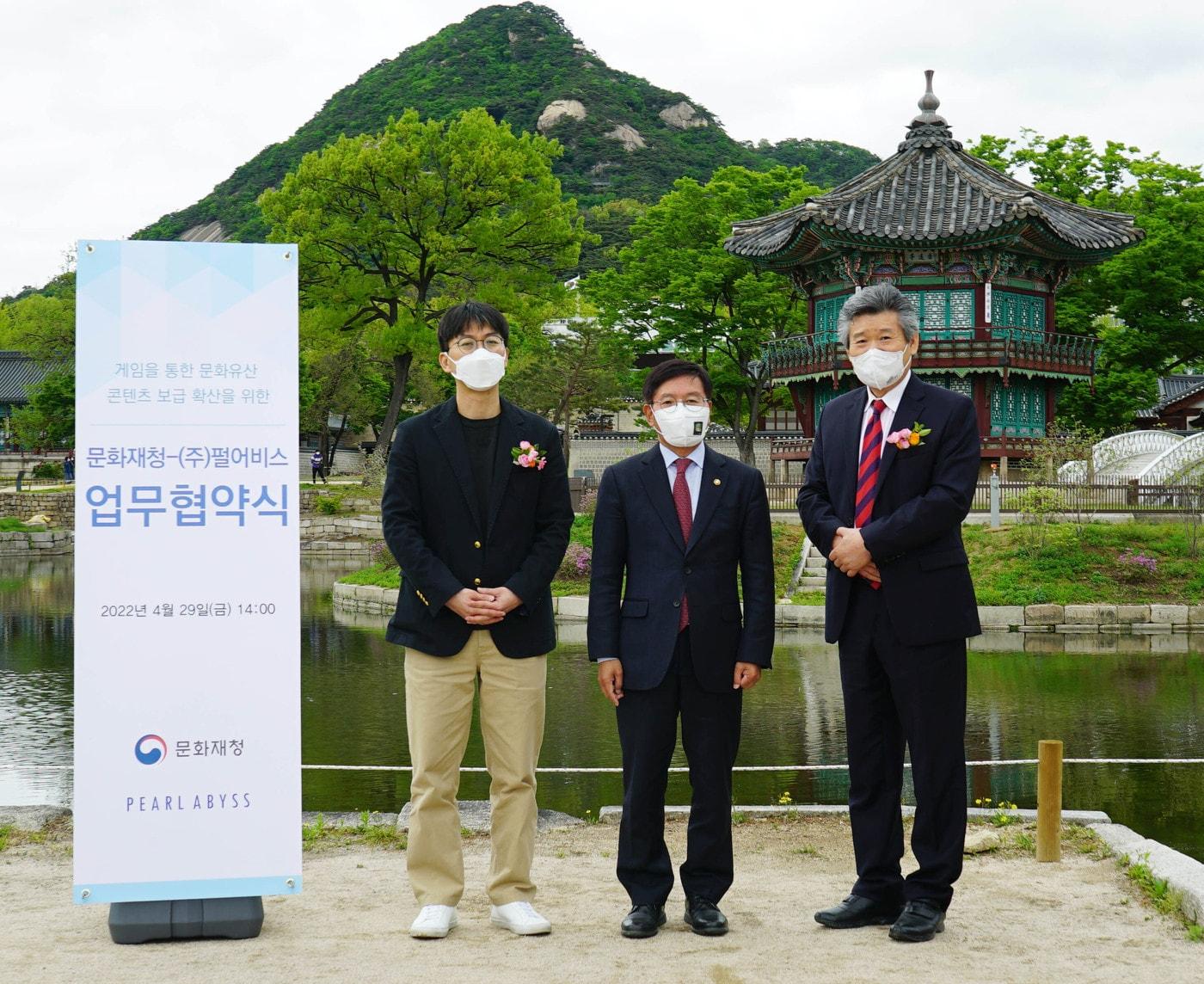 본문 이미지 - (왼쪽부터) 허진영 펄어비스 대표, 김현모 문화재청장, 김선의 한국문화유산활용단체연합회장 (펄어비스 제공) ⓒ 뉴스1