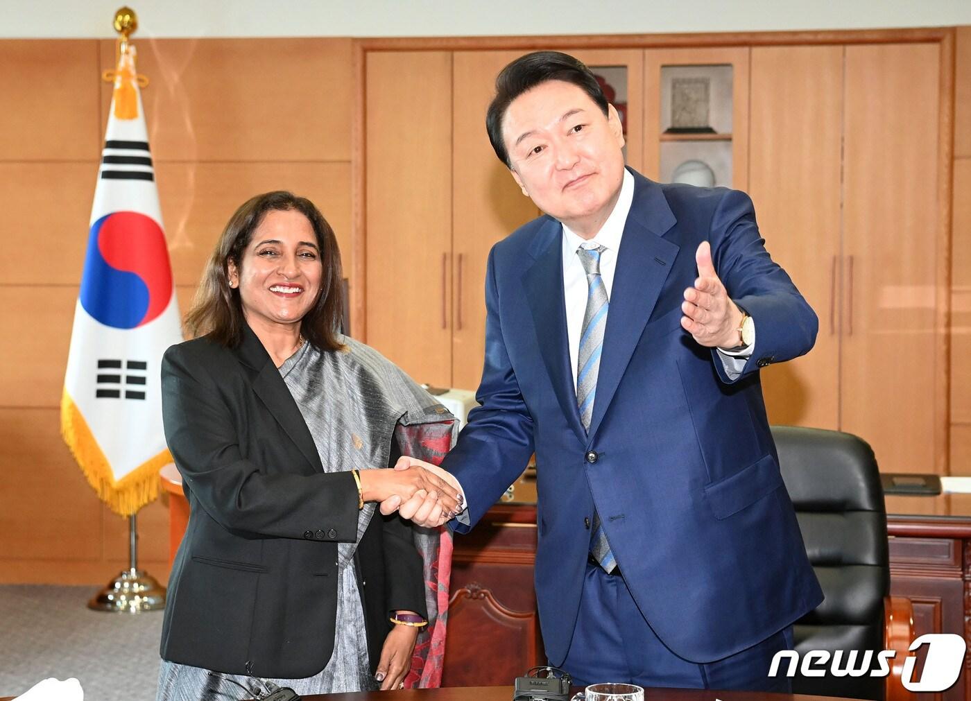본문 이미지 - 윤석열 대통령 당선인이 6일 오전 서울 종로구 통의동 대통령직인수위원회 집무실에서 스리프리야 란가나탄 주한 인도대사를 접견, 악수하고 있다.(공동취재) 2022.5.6/뉴스1 ⓒ News1 안은나 기자