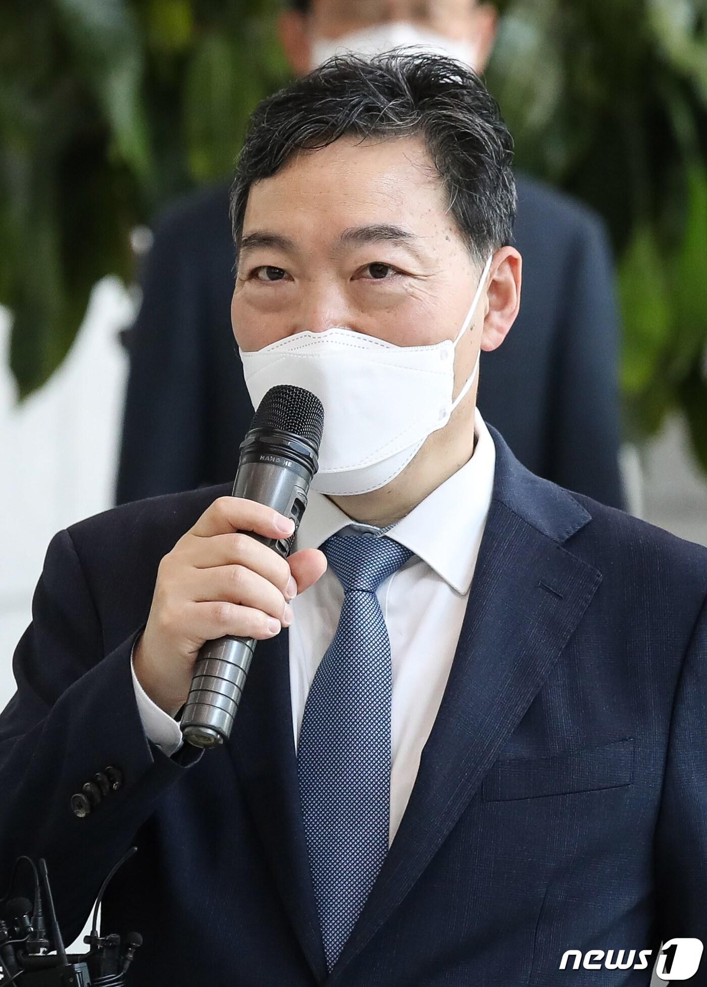 본문 이미지 - 김오수 전 검찰총장이 2022년 5월6일 서울 서초구 대검찰청 로비에서 직원들을 향해 퇴임인사를 하고 있다.(공동취재)/뉴스1 ⓒ News1 유승관 기자